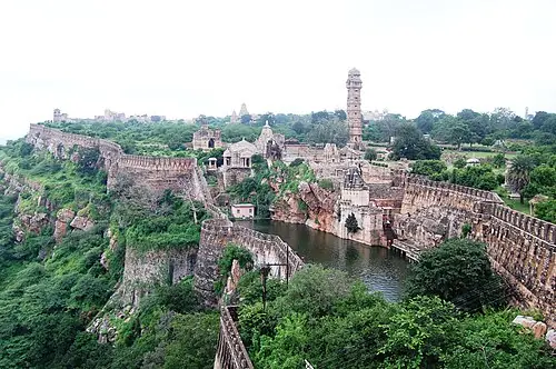 चित्तौड़गढ़ दुर्ग — मेसा पठार पर विस्तृत।