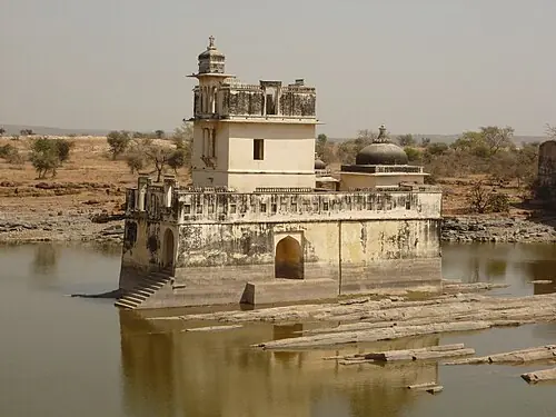 पद्मिनी महल एवं कमल-तालाब।