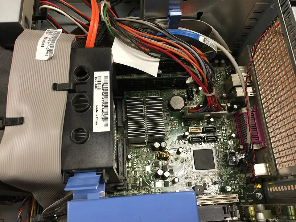 मदरबोर्ड — CPU, RAM व पोर्ट जोड़ने वाला मुख्य परिपथ बोर्ड