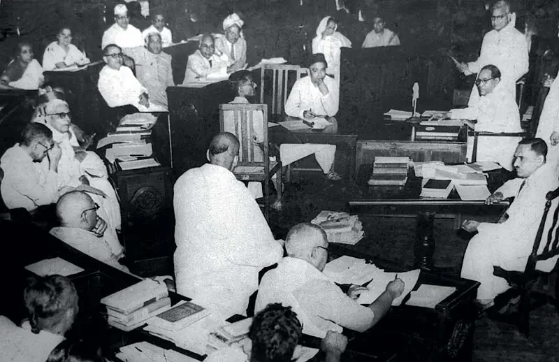 भारत की संविधान सभा का अधिवेशन — संविधान निर्माण