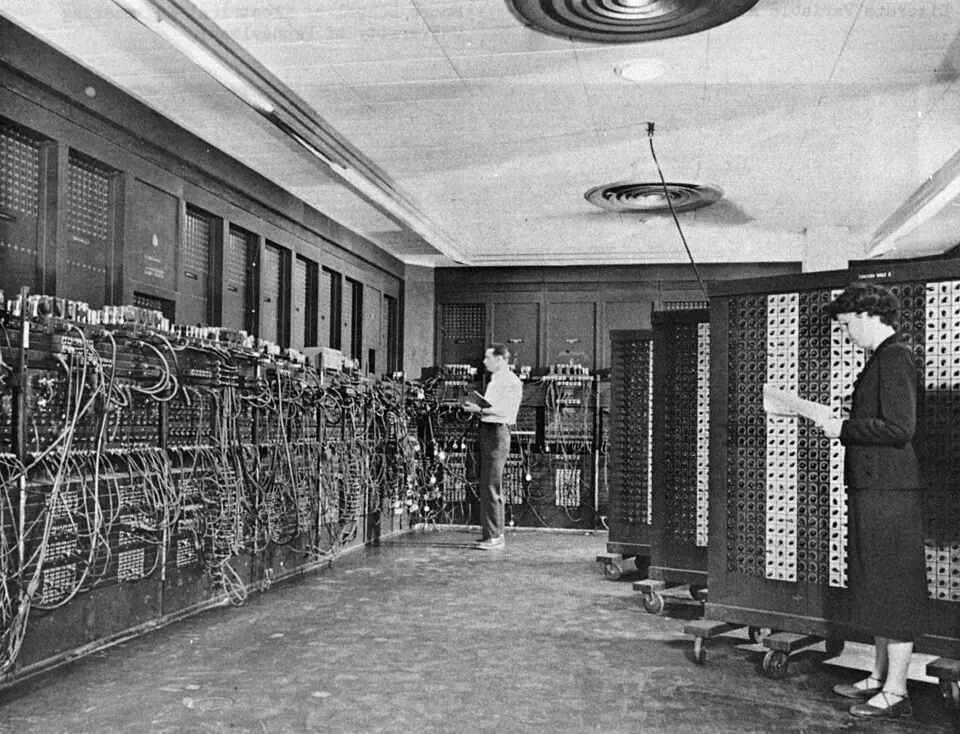 ENIAC — प्रथम पीढ़ी का वैक्यूम ट्यूब कंप्यूटर
