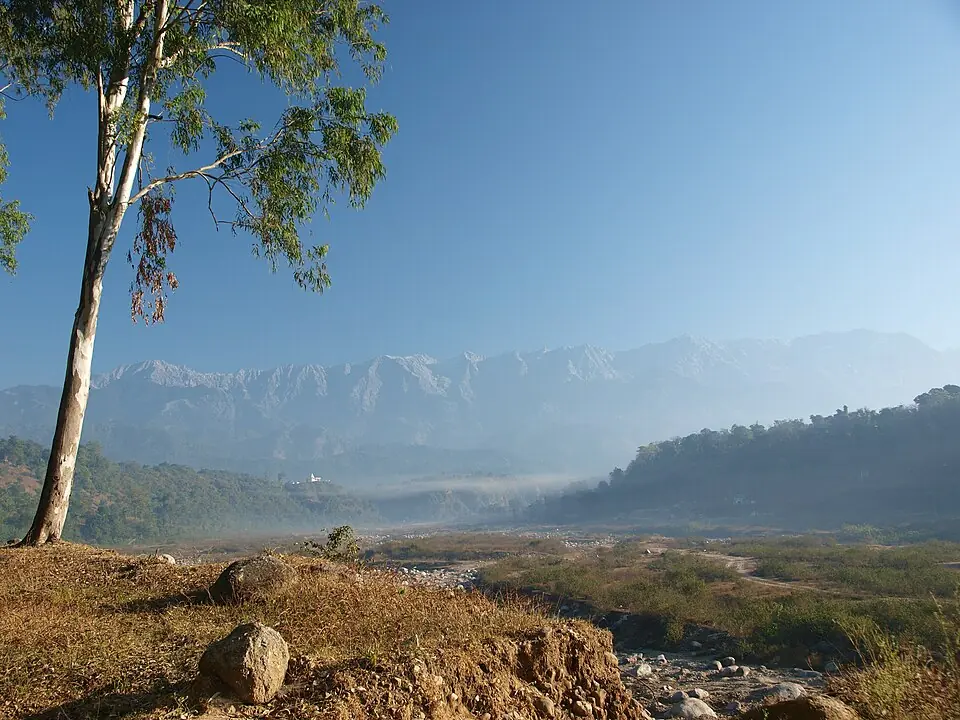 हिमाचल हिमालय की धौलाधार श्रेणी — मध्य हिमालय