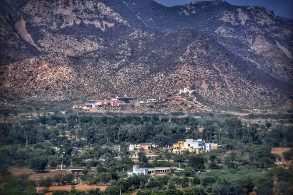 अरावली पर्वतमाला — राज्य को रेतीले पश्चिम व उपजाऊ पूर्व में बाँटने वाली रीढ़