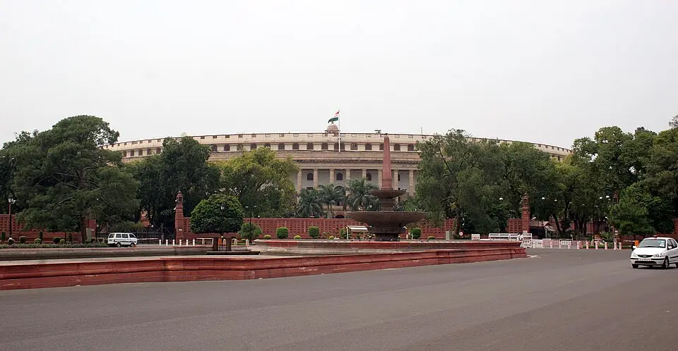 संसद भवन, नई दिल्ली — संविधान निर्माण व लोकतंत्र का प्रतीक